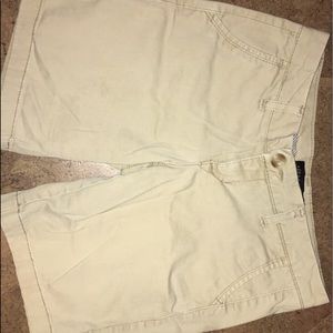 Khaki AÉROPOSTALE shorts.